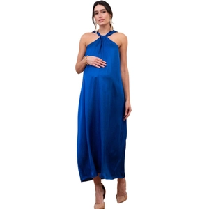 Vue détaillée d'une robe de maternité en satin bleu foncé avec licou et fini brillant