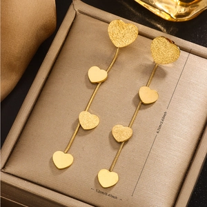 Detail der goldenen Herz-Quastenohrringe mit Maßen 6,7 cm Länge in der Schmuckbox