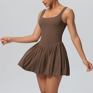 Détail de la robe de tennis plissée marron moka avec larges bretelles et encolure carrée