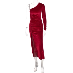Détail d'une robe en velours rouge avec épaule dénudée, fronces et fente haute