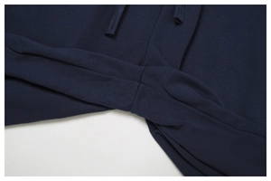 Détail du pantalon de sport avec cordon de serrage et tissu en maille bleu marine