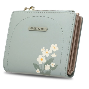 Dettaglio del portafoglio in pelle PU verde menta con motivo floreale e logo PRETTYZYS