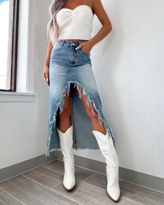 Détail d'une jupe longue en jean à taille haute avec ourlet irrégulier et délavage bleu clair
