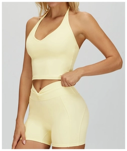 Détail de la taille croisée du short de yoga avec haut de sport dos nu jaune pâle