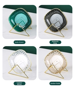 Vue détaillée des plats de service de luxe en vert émeraude, gris, blanc et ambre