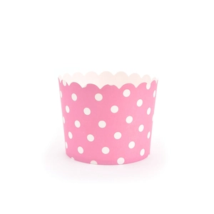 Vue détaillée de caissettes à muffins roses à pois avec bords ondulés pour four