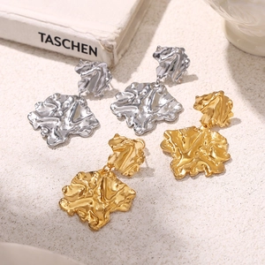 Gehämmerte Gold- und Silberohrringe in unregelmäßigen Metalltexturen für Damen