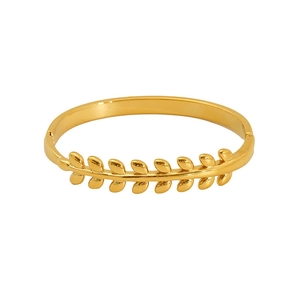 Détail macro du bracelet plaqué or avec motif feuille et fermoir sécurisé