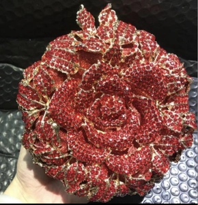 Détail d'un sac de soirée rose rouge de luxe avec strass en cristal et base dorée