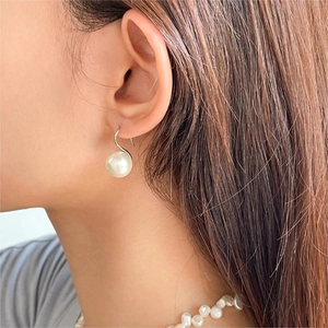 Elegant 925 sterling silver hook earrings with white pearls for a minimalist fashion look