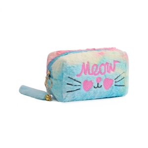 Dettaglio borsa in peluche tie-dye con ricamo Meow in paillettes rosa e campanellino