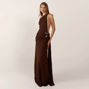 Détail de robe de soirée marron foncé à une épaule avec anneau métallique et découpes