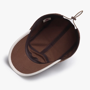Vue intérieure de la casquette marron respirante avec cordon de serrage réglable à boucle
