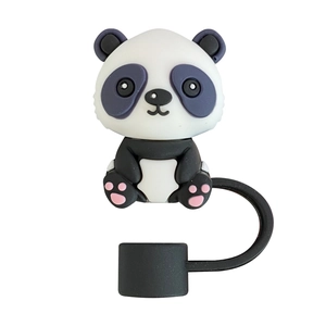 Dettaglio di un simpatico copri cannuccia in silicone panda su sfondo bianco