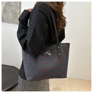 Detailansicht der großen Polka-Dot-Einkaufstasche mit Metallschleife an der Schulter