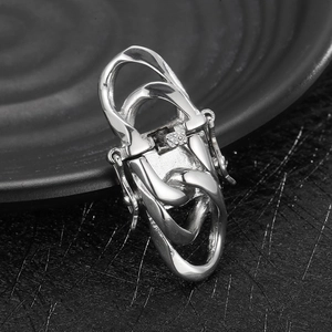 Detailaufnahme eines polierten silbernen Edelstahl-Kuba-Verschlusses für Schmuck