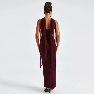Dettaglio di abito da sera bordeaux con nastri in tulle e design aderente sulla schiena