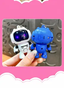 Primo piano di portachiavi mini robot con luci e vano batteria sul retro.