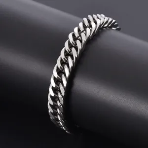 Bracciale cubano in acciaio inossidabile lucido argento da uomo su supporto nero