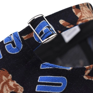 Détail de la casquette en toile bleu marine avec boucle réglable en métal et imprimé bleu