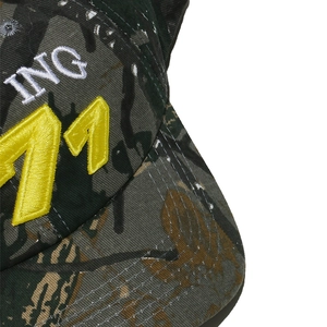 Dettaglio del ricamo 3D e tessuto mimetico su cappellino da baseball in cotone