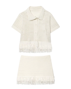 Dettaglio del set in maglia bianco avorio con trama traforata e finiture con frange