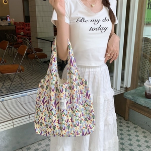 Borsa tote in tela con tulipani floreali e grande capacità in un contesto urbano