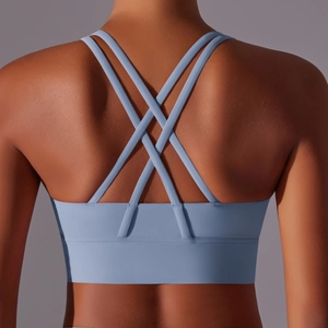 Dettaglio di un reggiseno sportivo azzurro con elegante design incrociato sul retro