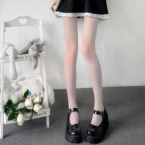 Collants transparents àpois pour femmes assortis à des chaussures compensées noires.