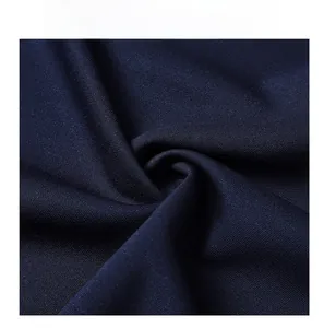 Dettaglio ravvicinato di tessuto a maglia blu navy con fine trama diagonale e morbidezza