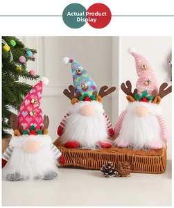 Trois gnomes de Noël en peluche avec bois de renne et cloches sur bonnet tricoté