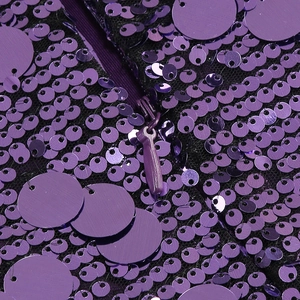 Detailaufnahme von violetten Pailletten auf Netzstoff mit verdecktem Reißverschluss