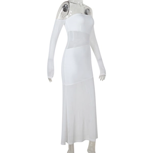 Détail du design élégant en patchwork de mesh blanc sur les manches de cette robe moulante