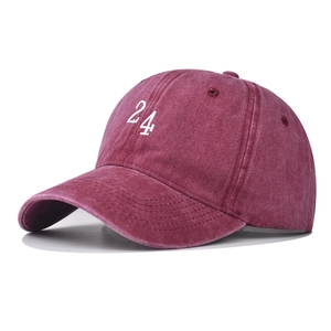 Gros plan sur la casquette de baseball bordeaux délavée avec broderie 3D du chiffre 24