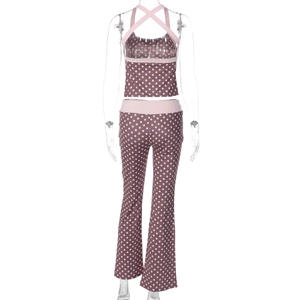 Détail d'un ensemble haut dos nu et pantalon à pois montrant les bretelles croisées