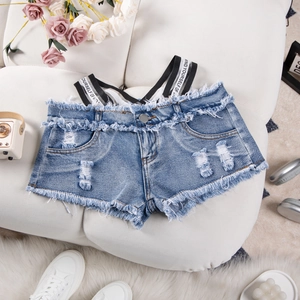 Dettaglio di pantaloncini di jeans blu strappati con bordi sfrangiati e nastri logo