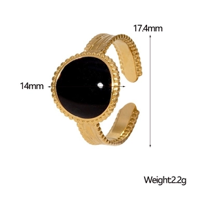 Vue détaillée d'une bague vintage dorée avec incrustation noire et dimensions exactes