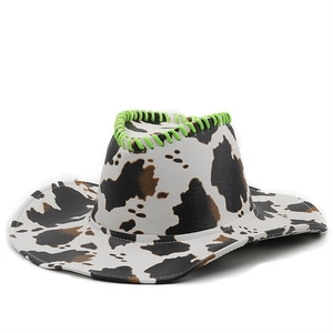 Schicker Cow-Print Cowboyhut aus PU-Leder mit markantem grünem geflochtenem Band