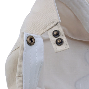 Gros plan détaillé des boutons-pression en bronze avec étoile sur tissu en toile beige