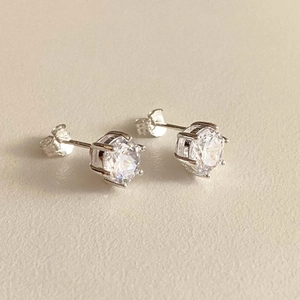Detailed view of 925 silver six-prong stud earrings with clear round brilliant-cut zircon