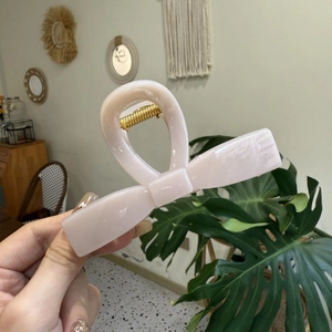 Große rosa Schleife Haarklammer mit elegantem Twist-Design und goldener Metallfeder