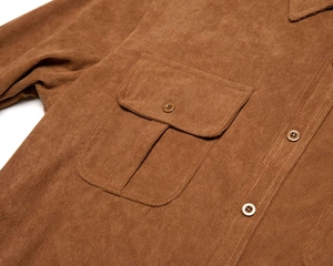 Dettagli camicia di velluto a coste marrone con tasca a patta e trama tessuto