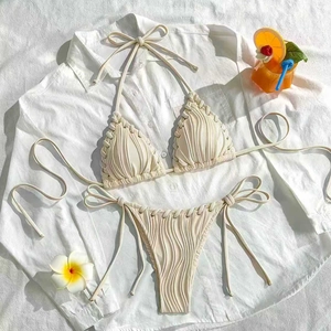 Bikini côtelé crème chic avec bords tressés pour des vacances élégantes à la plage