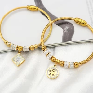 Bracelet élégant en acier titane doré avec pendentif arbre de vie et zircon carré