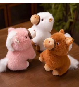 Détail de trois mignonnes peluches poneys rose, blanc et marron avec crinières douces