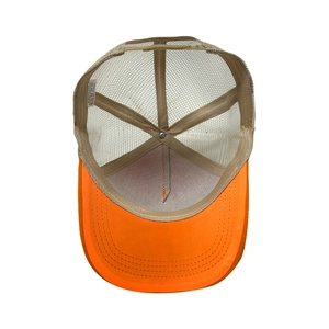 Detailansicht der Trucker-Cap-Innenseite mit Netz, Waschetikett und Snapback-Verschluss