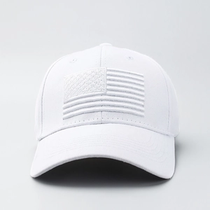 Dettaglio del cappellino bianco da baseball con ricamo a rilievo della bandiera USA