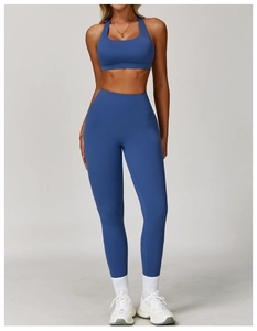 Dettaglio completo completo yoga blu navy con reggiseno sportivo e leggings a compressione