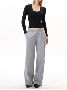 Haut en maille noir ajusté à col en U assorti à un pantalon de sport gris décontracté
