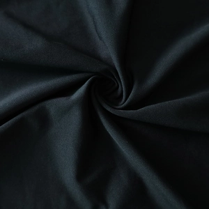 Détail de tissu textile noir doux avec un drapé élégant et une texture lisse et fine